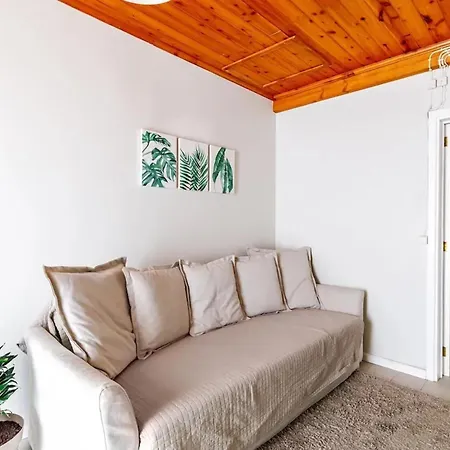 Charming House In Do Almoxarife With Sea View. Feriehus Praia do Almoxarife