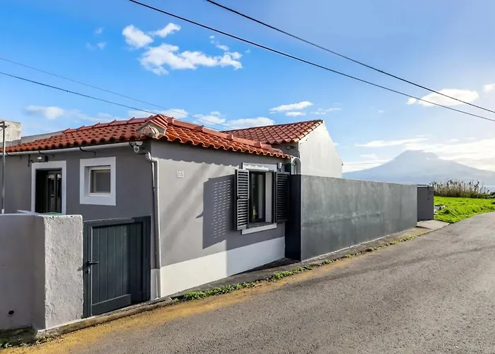 Charming House In Do Almoxarife With Sea View.