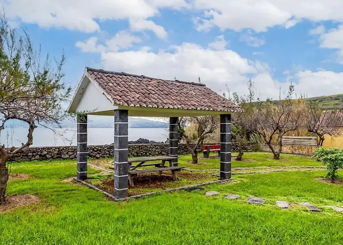 Charming House In Do Almoxarife With Sea View.